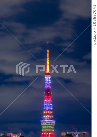 六本木から望むライトアップの東京タワー 六本木から望むライトアップの東京タワー 108687041