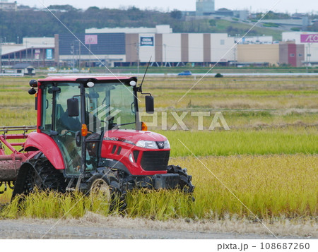 赤いトラクター 赤いトラクター 108687260