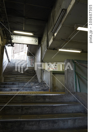 国道駅、こくどう、高架下、改札、神奈川県、日本、鶴見線、電車、走る、レトロ、ノスタルジー、旅、交通、 108687305