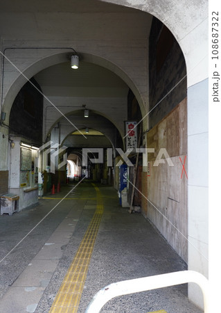 国道駅、こくどう、高架下、改札、神奈川県、日本、鶴見線、電車、走る、レトロ、ノスタルジー、旅、交通、 108687322