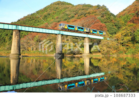 水郡線「早朝の朝陽を浴びた山肌映る久慈川の水鏡」 108687333