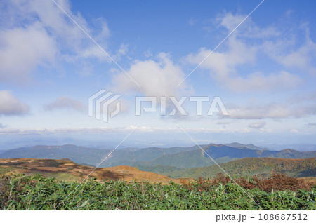 山形　月山から望む山岳地帯 108687512