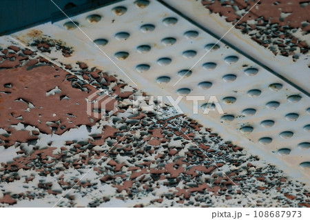 剥離した塗膜（道路橋）イメージ 108687973