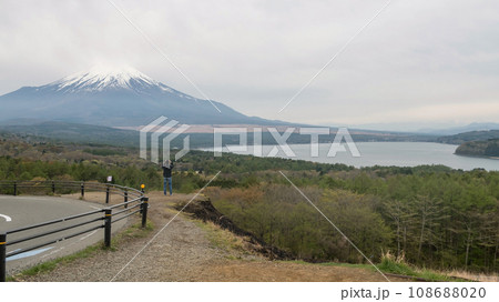man on Yamanakako Panoramadai viewpoint photograph mount fuji man on Yamanakako Panoramadai viewpoint photograph mount fuji 108688020