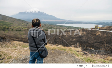 Asian boy on top of Yamanakako Panoramadai look mt. Fuji view Asian boy on top of Yamanakako Panoramadai look mt. Fuji view 108688021