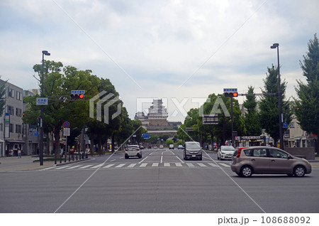 姫路駅前道路から姫路城天守閣を望む-2 姫路駅前道路から姫路城天守閣を望む-2 108688092