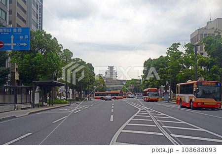 姫路駅前道路から姫路城天守閣を望む-1 姫路駅前道路から姫路城天守閣を望む-1 108688093