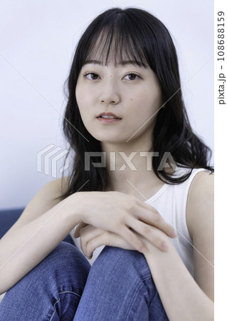 タンクトップの若い女性 108688159