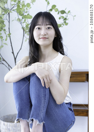 タンクトップの若い女性 タンクトップの若い女性 108688170