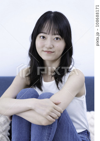 タンクトップの若い女性 タンクトップの若い女性 108688171