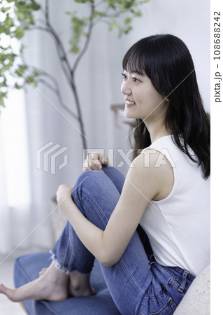 タンクトップの若い女性 108688242