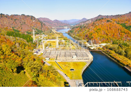 福島県只見町 秋の田子倉ダムからの眺め 108688743