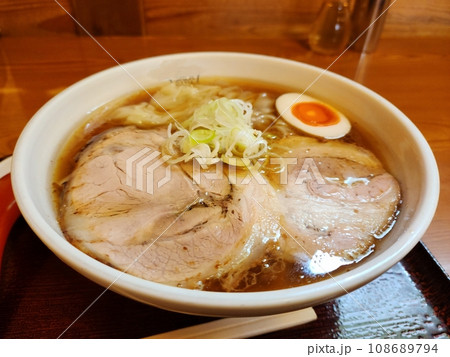 透き通るスープのチャーシューワンタンメン 108689794