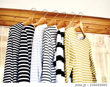 ボーダーの服ばかり ハンガーに掛かっているボーダーの服 ボーダーの服ばかり ハンガーに掛かっているボーダーの服 108689860