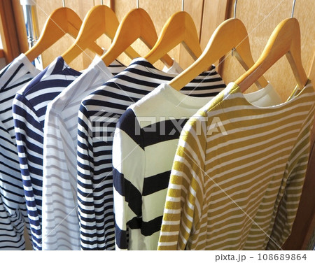 ボーダーの服ばかり　ハンガーに掛かっているボーダーの服 108689864