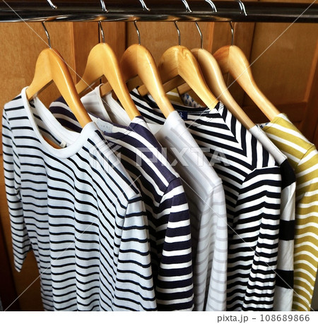 ボーダーの服ばかり　ハンガーに掛かっているボーダーの服 108689866