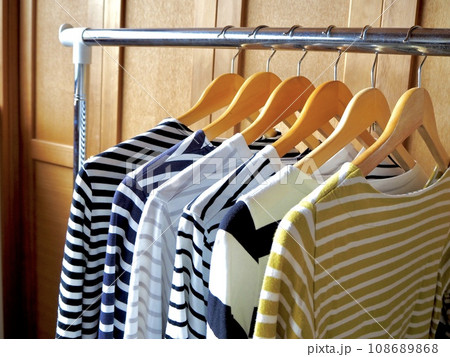 ボーダーの服ばかり　ハンガーに掛かっているボーダーの服 108689868
