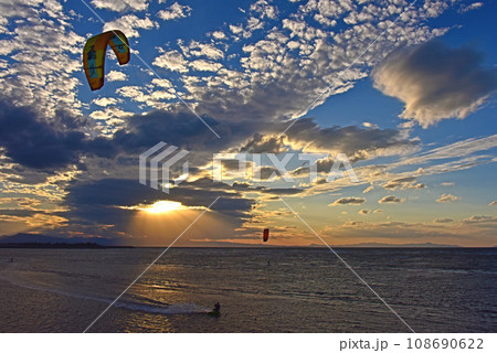大分県 真玉海岸 夕焼け空とカイトサーフィン 大分県 真玉海岸 夕焼け空とカイトサーフィン 108690622