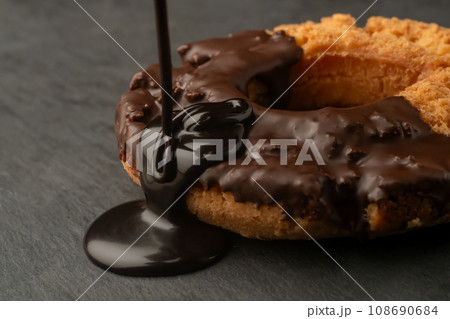 ドーナツオールドファッション　チョコソースをかける 108690684