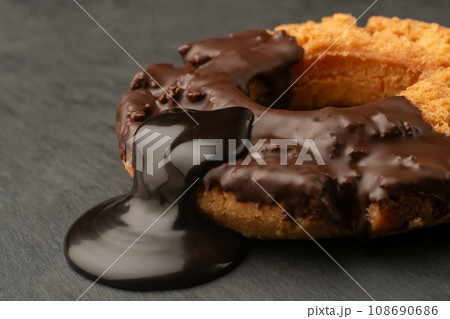 ドーナツオールドファッション　チョコソースをかける 108690686