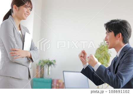 上司へ相談する部下_がんばれと部下を鼓舞する上司2 上司へ相談する部下_がんばれと部下を鼓舞する上司2 108691102