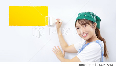 DIYでペンキを塗る女性のイメージ 108691548