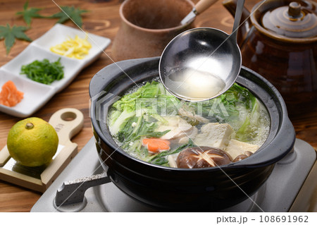 冬の味覚 鶏の水炊き 鍋料理の出汁をすくう 108691962