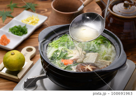 冬の味覚 鶏の水炊き 鍋料理の出汁をすくう 冬の味覚 鶏の水炊き 鍋料理の出汁をすくう 108691963