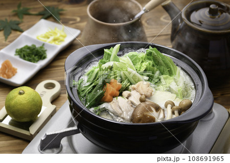 冬の味覚 鶏の水炊き 鍋料理　柚子を添えて 108691965