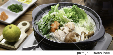 冬の味覚 鶏の水炊き 鍋料理 冬の味覚 鶏の水炊き 鍋料理 108691966