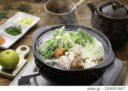 冬の味覚 鶏の水炊き 鍋料理 柚子を添えて 冬の味覚 鶏の水炊き 鍋料理 柚子を添えて 108691967