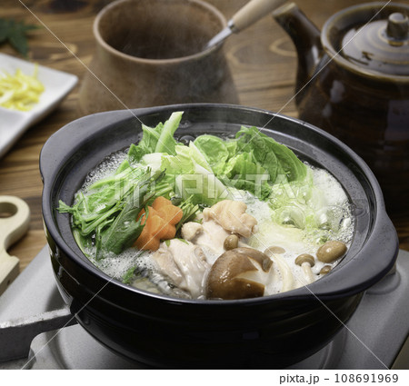 冬の味覚 鶏の水炊き 鍋料理 冬の味覚 鶏の水炊き 鍋料理 108691969