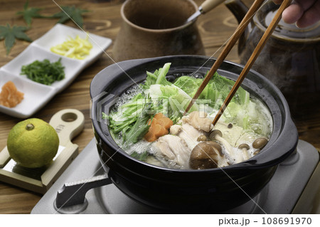 冬の味覚 鶏の水炊き 鍋料理 冬の味覚 鶏の水炊き 鍋料理 108691970