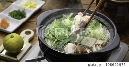 冬の味覚 鶏の水炊き 鍋料理 冬の味覚 鶏の水炊き 鍋料理 108691975