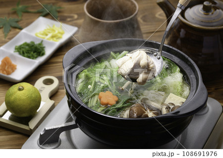 冬の味覚 鶏の水炊き 鍋料理 108691976
