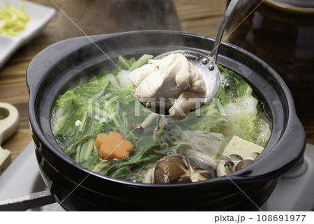 冬の味覚 鶏の水炊き 鍋料理 冬の味覚 鶏の水炊き 鍋料理 108691977