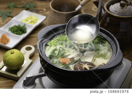 冬の味覚 鶏の水炊き 鍋料理 108691978