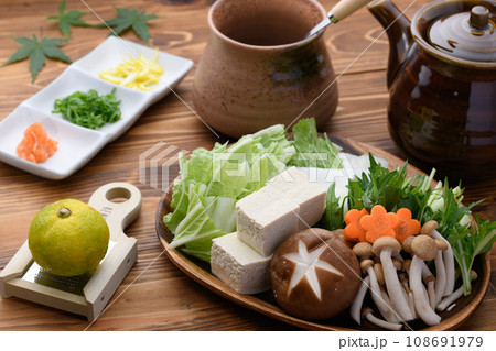 鍋料理に入れる具材 108691979
