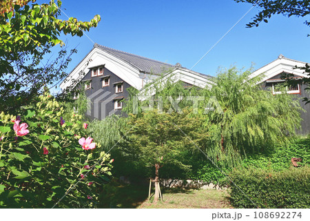 伏見酒蔵風景 108692274