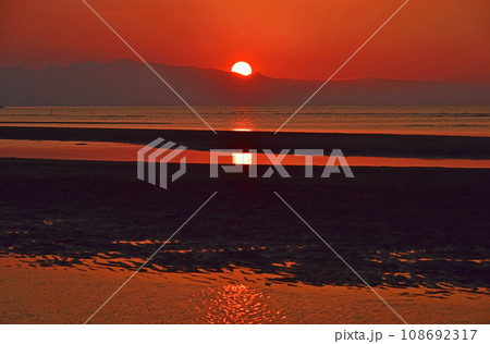 大分県 真玉海岸 干潟のある夕焼け風景 大分県 真玉海岸 干潟のある夕焼け風景 108692317