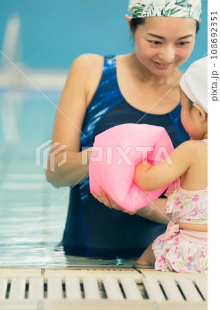 ベビースイミング ベビースイミング 108692351