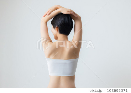 若い女性の背中 若い女性の背中 108692371