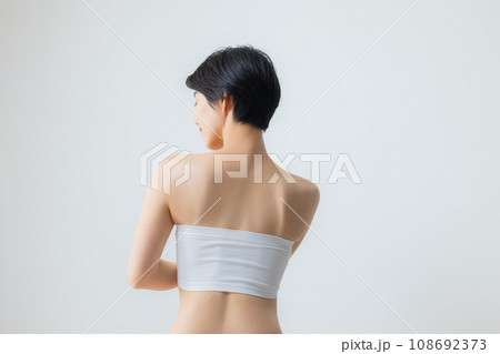 若い女性の背中 若い女性の背中 108692373