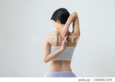 若い女性の背中 108692389