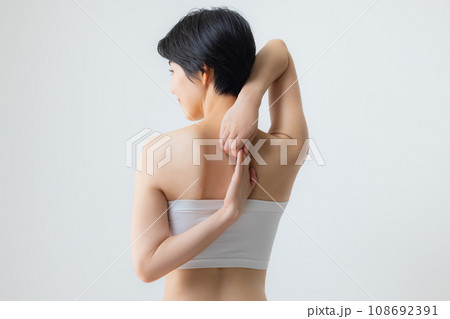 若い女性の背中 若い女性の背中 108692391