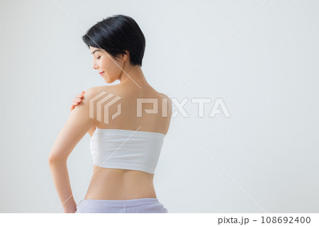 若い女性の背中 108692400
