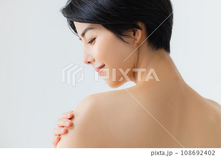 若い女性の背中 若い女性の背中 108692402