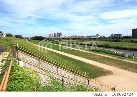 東京都　二子玉川公園と多摩川 108692424