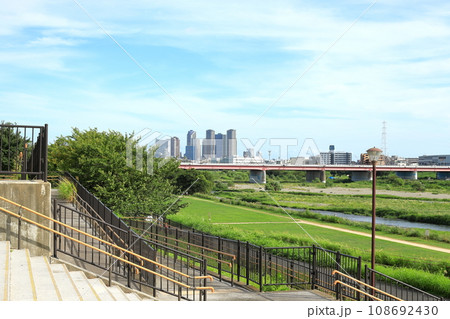 東京都　二子玉川公園と多摩川 108692430
