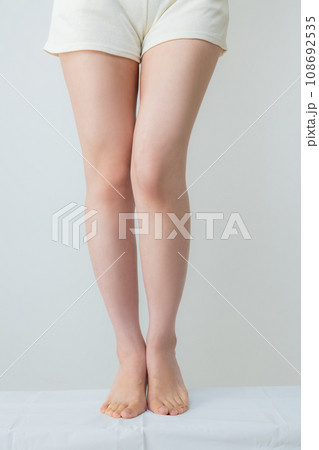 若い女性の下半身 108692535